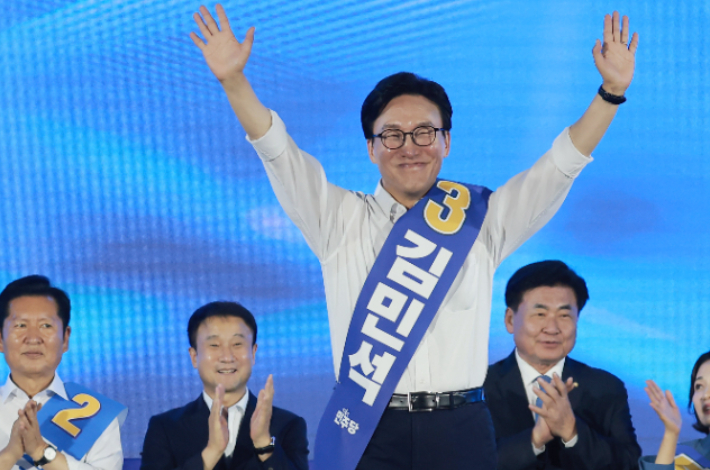 더불어민주당 김민석 당 대표 후보가 16일 경기 고양시 킨텐스에서 열린 민주당 대표·최고위원 후보자 서울 합동연설회에 입장해 인사하고 있다. 연합뉴스