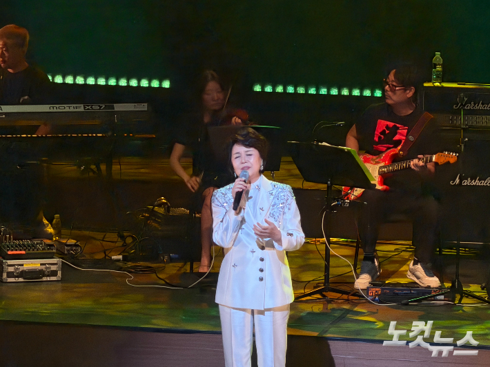 가수 심수봉이 16일 한국소리문화의전당 연지홀에서 공연하고 있다. 전북CBS