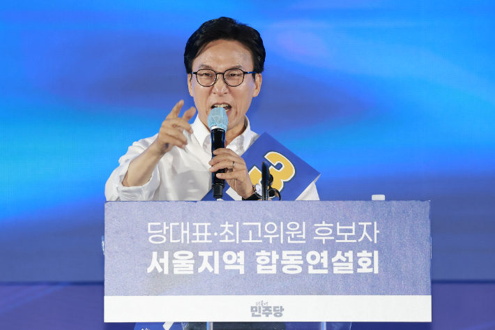 더불어민주당 김민석 당 대표 후보가 16일 경기 고양시 킨텍스에서 열린 민주당 대표·최고위원 후보자 서울 합동연설회에 참석해 정견 발표하고 있다. 연합뉴스