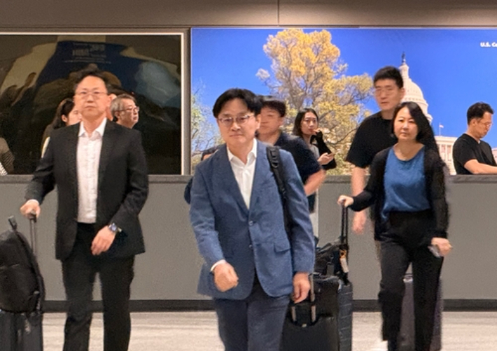김정관 산업통상부 장관이 16일(현지시간) 워싱턴 DC 인근 덜레스 국제공항을 통해 입국하고 있다. 연합뉴스