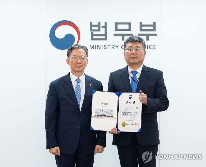 정성호 법무부 장관(왼쪽)과 이영창 친일재산조사위원회 설립준비단장. 연합뉴스