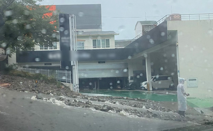 17일 오전 경남 거제시 옥포동 한 도로에 호우로 토사와 돌이 흘러내려 도로 위에 쌓여 있다. 독자 제공. 연합뉴스.