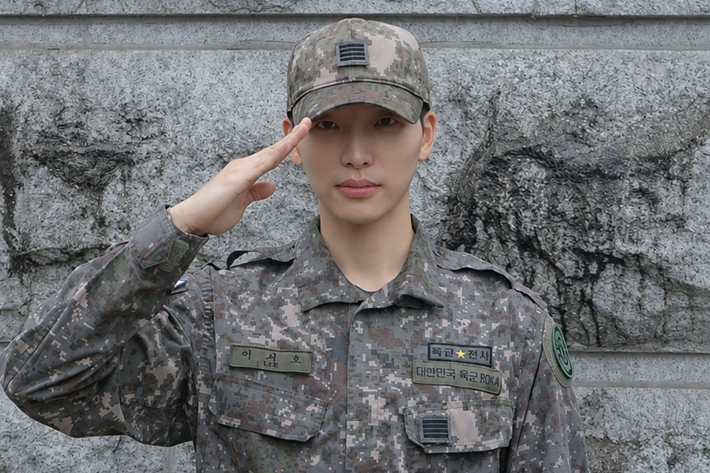 16일 육군 만기 전역한 원어스 서호. 비웨이브 엔터테인먼트 제공