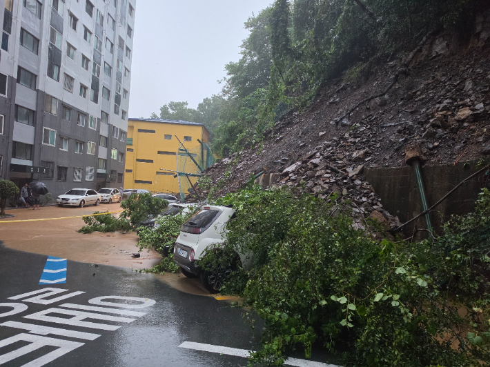 거제 아파트 산사태. 경남소방본부 제공 