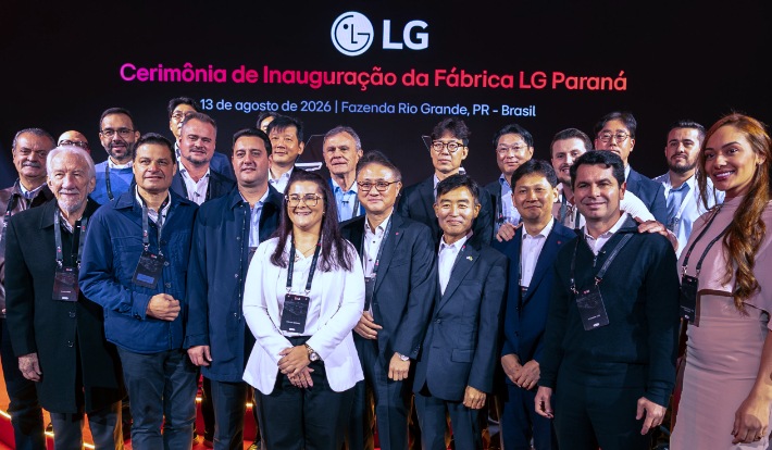 13일(현지시간) 열린 LG전자 파라나주 가전공장 가동식에서 주요 참석자들이 기념 촬영을 하고 있다. 앞줄 왼쪽 3번째 라치뉴 주니어(Carlos Massa Ratinho Junior) 파라나주지사, 5번째부터 송성원 LG전자 중남미지역대표, 채영환 주브라질 총영사, 김재일 LG전자 키친솔루션사업부장. LG전자 제공