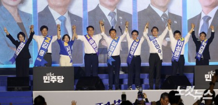 민주당 전당대회 인사하는 당대표·최고위원 후보들
