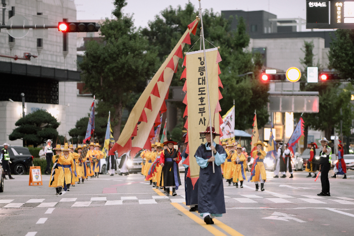 강릉국가유산야행 첫날 열린 강릉대도호부사 부임행차. 강릉시 제공
