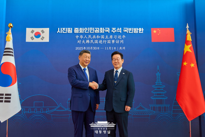 지난 2025년 11월 1일 경주에서 열린 한중 정상회담 모습. 시진핑 중국 국가 주석의 이름이 현지어 발음에 따라 한글로 '시진핑'이라고 쓰여져있다. 북한이 '습근평'이라는 한글 발음으로 표기하고 있는 것과 비교가 된다. 청와대 홈페이지 캡처
