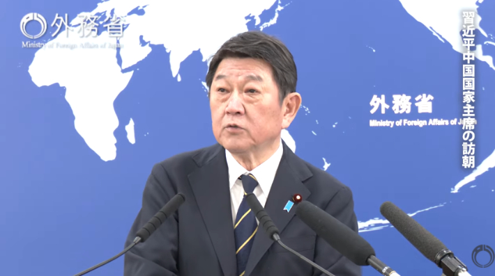 일본 외교부는 시진핑(習近平) 중국 국가 주석을 일본식 발음에 따라 '슈킨페이'라고 부른다. 모테기 도시미쓰(茂木敏充) 외교장관도 지난 6월 9일 시 주석의 북한 방문과 관련된 기자의 질문에 답변하면서 '슈킨페이'라는 이름을 사용했다. 사진은 이날 열린 모테기 장관의 기자회견 모습. 일본 외교부 공식 유튜브 계정 화면 캡처