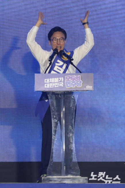 17일 대전 유성구 대전컨벤션센터 제2전시장에서 열린 더불어민주당 제3차 정기전국당원대회에서 김민석 당대표 후보가 정견 발표를 하고 있다.