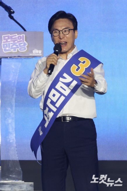 17일 대전 유성구 대전컨벤션센터 제2전시장에서 열린 더불어민주당 제3차 정기전국당원대회에서 김민석 당대표 후보가 정견 발표를 하고 있다.