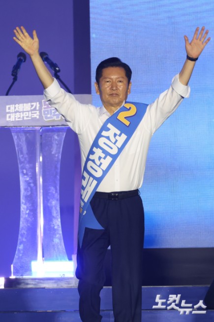 17일 대전 유성구 대전컨벤션센터 제2전시장에서 열린 더불어민주당 제3차 정기전국당원대회에서 정청래 당대표 후보가 손을 들어보이고 있다.