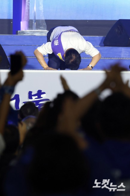 17일 대전 유성구 대전컨벤션센터 제2전시장에서 열린 더불어민주당 제3차 정기전국당원대회에서 송영길 당대표 후보가 큰절을 하고 있다.