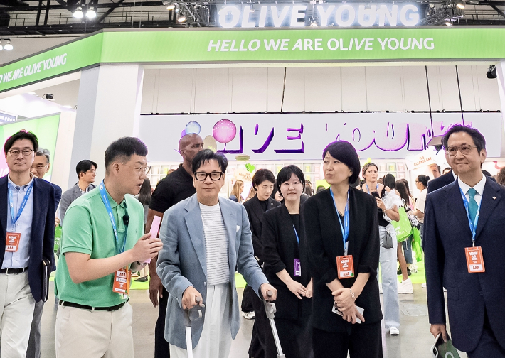 케이콘(KCON) LA 2026을 방문한 이재현 CJ그룹 회장이 올리브영 페스타를 둘러보고 있다. CJ그룹 제공