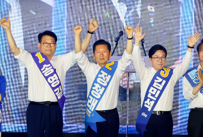 더불어민주당 송영길(왼쪽부터), 정청래, 김민석 당 대표 후보가 17일 대전 컨벤션센터에서 열린 제3회 더불어민주당 정기 전국당원대회에서 인사하고 있다. 연합뉴스