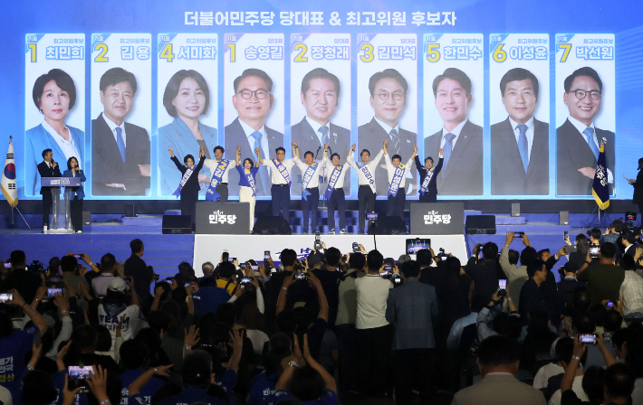 더불어민주당 당 대표 후보들과 최고위원 후보들이 17일 대전 컨벤션센터에서 열린 제3회 더불어민주당 정기 전국당원대회에서 당원들에게 인사하고 있다. (왼쪽부터)더불어민주당 최민희·김용·서미화 최고위원 후보, 송영길·정청래·김민석 당 대표 후보, 한민수·이성윤·박선원 최고위원 후보. 연합뉴스