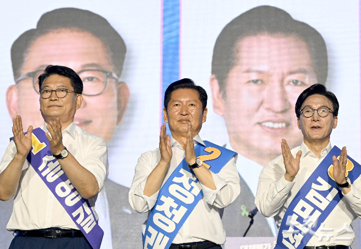 송영길(왼쪽부터), 정청래, 김민석 더불어민주당 당대표 후보가 17일 대전 유성구 대전컨벤션센터 제2전시장에서 열린 더불어민주당 제3차 정기전국당원대회에서 인사를 하고있다. 윤창원 기자