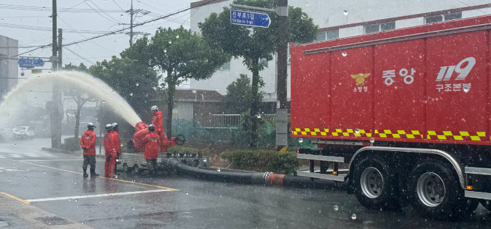 거제 배수 작업. 경남소방본부 제공 