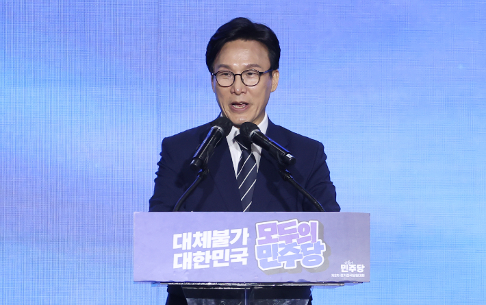 더불어민주당 김민석 신임 당 대표가 17일 대전 컨벤션센터에서 열린 제3회 더불어민주당 정기 전국당원대회에서 당 대표로 선출된 뒤 수락연설을 하고 있다. 연합뉴스