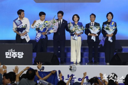 17일 대전 유성구 대전컨벤션센터 제2전시장에서 열린 더불어민주당 제3차 정기전국당원대회에서 선출된 김민석 당 대표와 최고위원들이 손을 잡고 있다.(왼쪽부터 한민수·이성윤 최고위원, 김민석 대표, 서미화·박선원·최민희 최고위원)