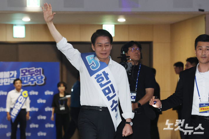 17일 대전 유성구 대전컨벤션센터 제2전시장에서 열린 더불어민주당 제3차 정기전국당원대회에 한민수 최고위원 후보가 참석하고 있다. 윤창원 기자