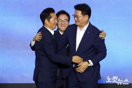 17일 대전 유성구 대전컨벤션센터 제2전시장에서 열린 더불어민주당 제3차 정기전국당원대회에서 선출된 김민석 당대표가 함께 경선을 벌인 정청래 송영길 후보와 포옹을 하고 있다.