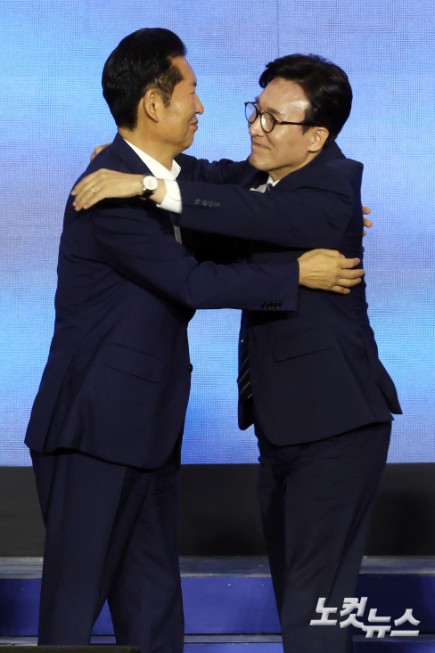 17일 대전 유성구 대전컨벤션센터 제2전시장에서 열린 더불어민주당 제3차 정기전국당원대회에서 선출된 김민석 당대표가 함께 경선을 벌인 정청래 후보와 포옹을 하고 있다.