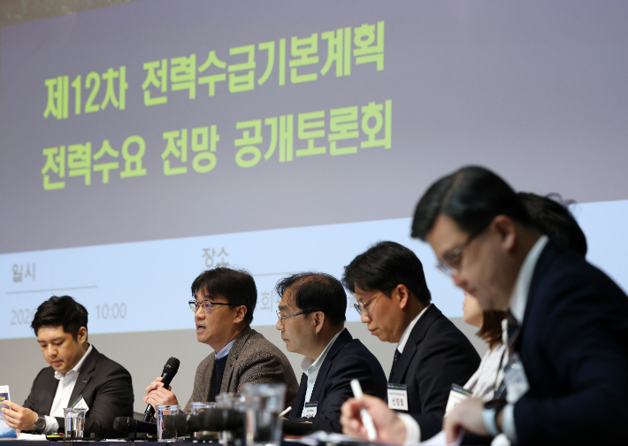 지난 4월 22일 서울 양천구 한국방송회관에서 열린 12차 전력수급기본계획 대국민 정책 토론회에서 수요계획소위원회 위원장인 허진 이화여대 교수가 수요전망 종합발표를 하고 있다. 연합뉴스