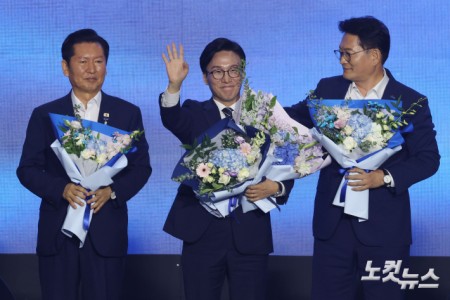 17일 대전 유성구 대전컨벤션센터 제2전시장에서 열린 더불어민주당 제3차 정기전국당원대회에서 선출된 김민석 당대표가 함께 경선을 벌인 정청래·송영길 후보와 함께 기념촬영을 하고 있다.