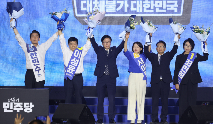 더불어민주당 김민석 신임 당 대표가 17일 대전 컨벤션센터에서 열린 제3회 더불어민주당 정기 전국당원대회에서 당 대표로 선출된 뒤 인사하고 있다. 연합뉴스