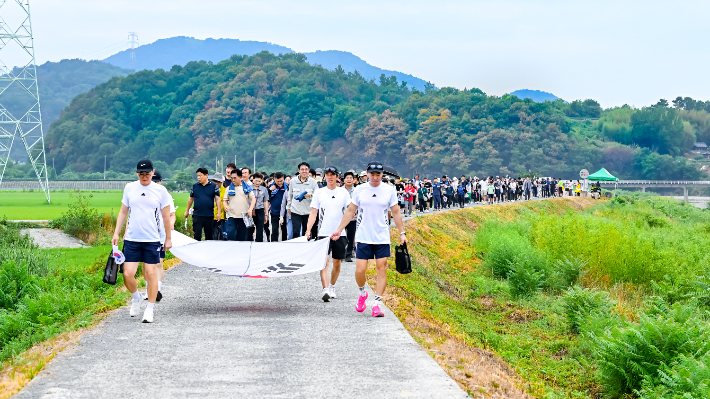 제81주년 광복절 기념 군민건강걷기대회에 참가한 군민들이 오곡 들녘을 걷고 있다. 함안군 제공 