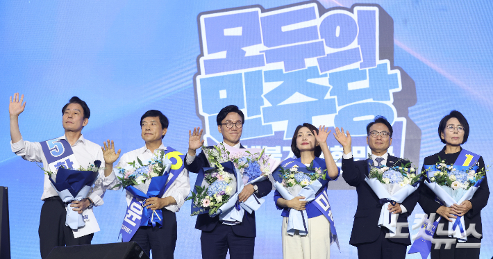 17일 대전 유성구 대전컨벤션센터 제2전시장에서 열린 더불어민주당 제3차 정기전국당원대회에서 선출된 김민석 당 대표와 최고위원들이 포즈를 취하고 있다. (왼쪽부터 한민수·이성윤 최고위원, 김민석 대표, 서미화·박선원·최민희 최고위원). 윤창원 기자