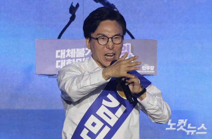 더불어민주당 김민석 당대표 후보가 17일 대전시 유성구 대전컨벤션센터에서 열린 더불어민주당 제3차 정기전국당원대회에서 정견 발표를 하고 있다. 윤창원 기자
