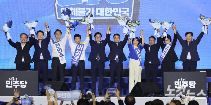 17일 대전 유성구 대전컨벤션센터 제2전시장에서 열린 더불어민주당 제3차 정기전국당원대회에서 선출된 김민석 당대표와 최고위원들이 전임 한병도 당대표 직무대행 겸 원내대표를 비롯한 지도부와 함께 기념촬영을 하고 있다. 윤창원 기자