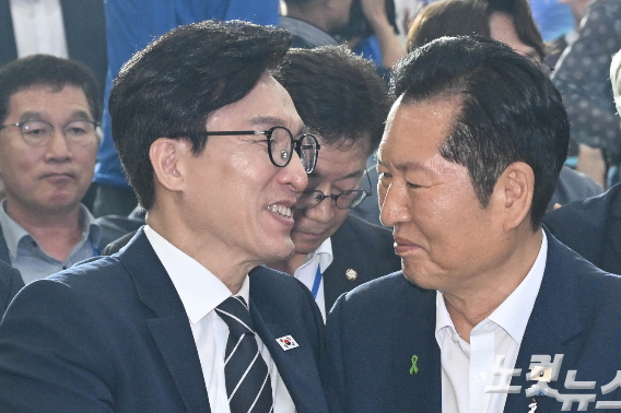 17일 대전 유성구 대전컨벤션센터 제2전시장에서 열린 더불어민주당 제3차 정기전국당원대회에서 선출된 김민석 당대표와 정청래 후보가 손을 잡고 있다. 윤창원 기자
