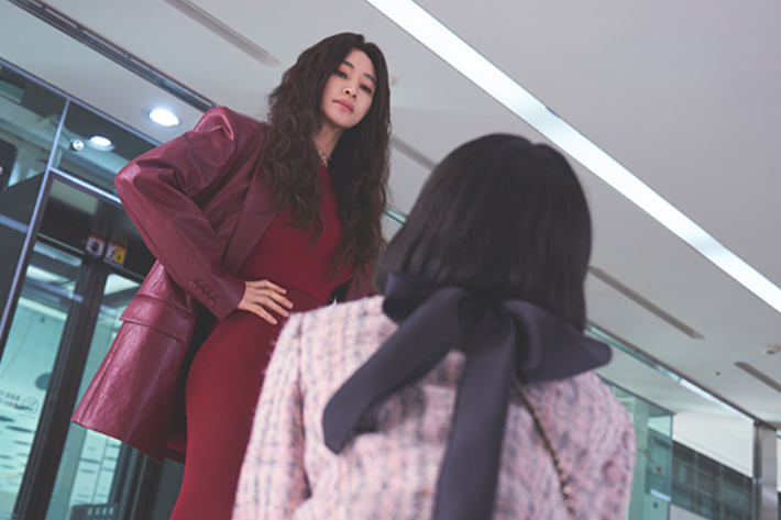 쿠팡플레이 시리즈 '지금 불륜이 문제가 아닙니다'는 행복한 가정을 내세워 인기를 얻은 인플루언서 부부(김혜수·김지훈)와 진흙탕 이혼 소송을 벌이고 있는 이웃집 의사 부부(조여정·김재철)가 거대한 비밀로 얽히며 폭주하는 과정을 담은 블랙코미디다. 쿠팡플레이 제공