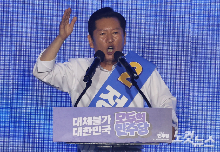 더불어민주당 정청래 당대표 후보가 17일 대전시 유성구 대전컨벤션센터에서 열린 더불어민주당 제3차 정기전국당원대회에서 정견 발표를 하고 있다. 윤창원 기자