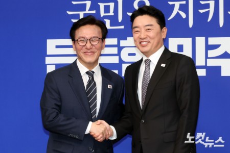 더불어민주당 김민석 신임 당대표가 18일 서울 여의도 국회에서 강훈식 대통령 비서실장을 접견하고 있다.
