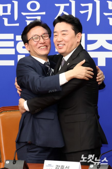 더불어민주당 김민석 신임 당대표가 18일 서울 여의도 국회에서 강훈식 대통령 비서실장과 포옹을 하고 있다.
