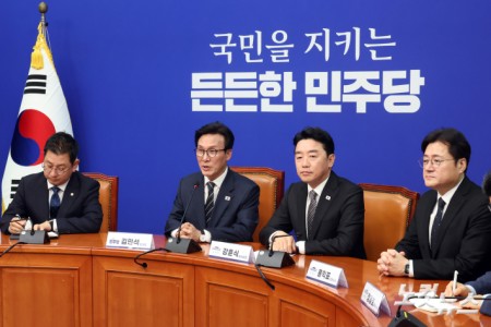강훈식 대통령 비서실장이 18일 서울 여의도 국회에서 더불어민주당 김민석 신임 당대표를 만나며 인사말을 하고 있다.