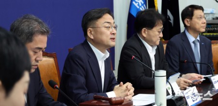 조국혁신당 신장식 대표가 18일 서울 여의도 국회에서 열린 최고위원회 및 국회의원 연석회의에서 발언을 하고 있다.
