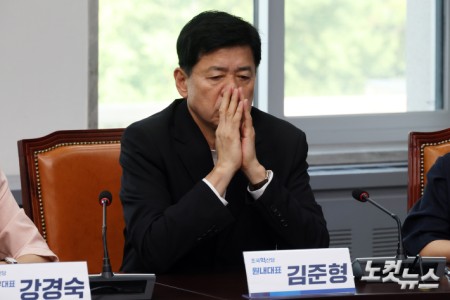 생각에 잠긴 김준형 원내대표