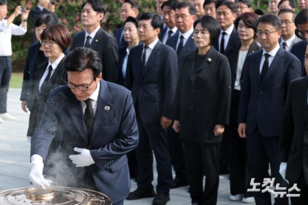 현충탑 참배하는 김민석 대표