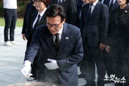 분향하는 김민석 더불어민주당 신임 대표