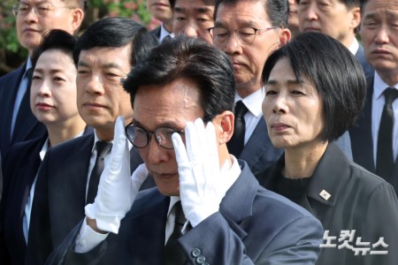 현충탑 찾은 김민석 대표