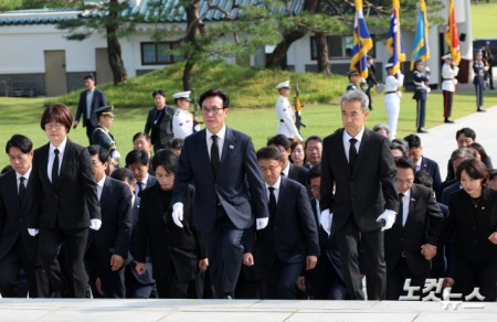 현충탑 참배하는 민주당 신임 지도부