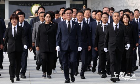 현충탑 참배 마친 더불어민주당 신임 지도부
