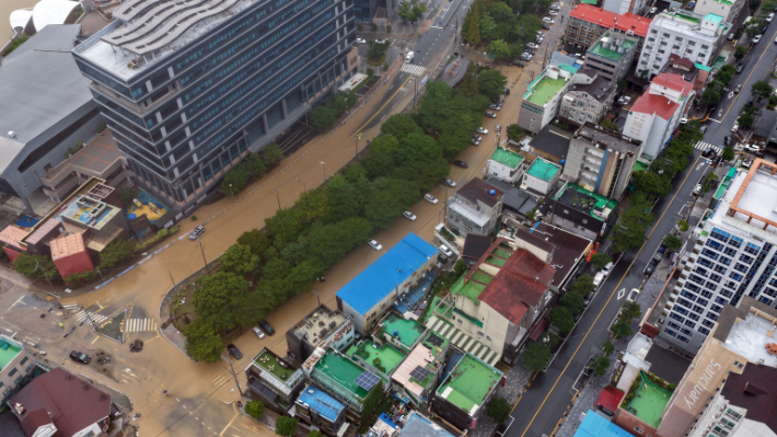 17일 오후 경남 거제시 옥포동 일대 도로와 주요 교차로 전체가 흙탕물로 완전히 뒤덮여 있다. 연합뉴스