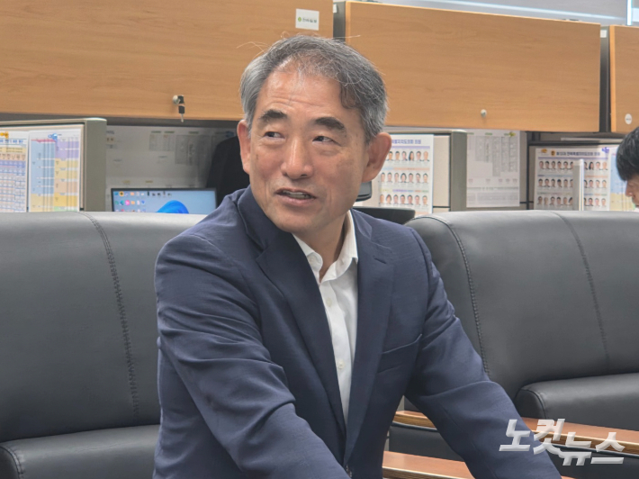 윤준병 민주당 전북도당위원장이 18일 전북도의회에서 기자간담회를 하고 있다. 최명국 기자