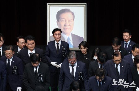 헌화 마친 김민석 대표